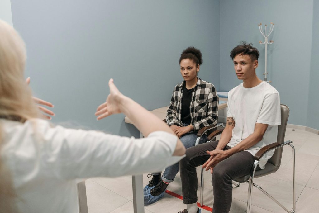 Ein Paar unterhält sich während einer Therapiesitzung im Haus.